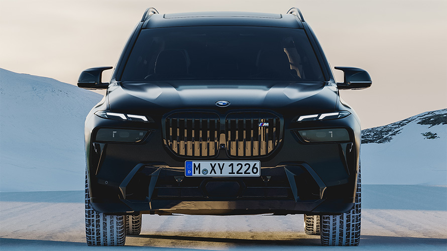 BMW X7 G07 BMW Individual Metalik Siyah/Frozen, önden görünüm, kar üzerinde park halinde
