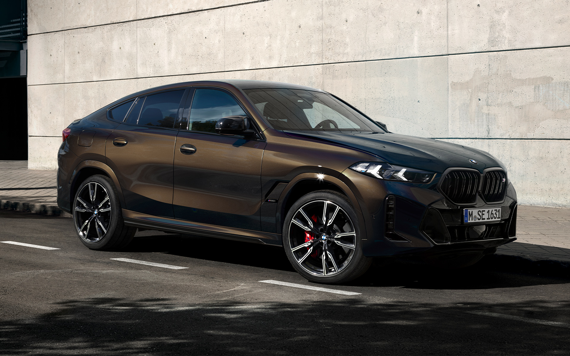 BMW X6 M60i G06 Metalik Kahverengi/Pyrite BMW X6 M60i G06 BMW Individual Metalik Kahverengi/Pyrite, 2/3 yandan görünüm, otoparkta park halinde