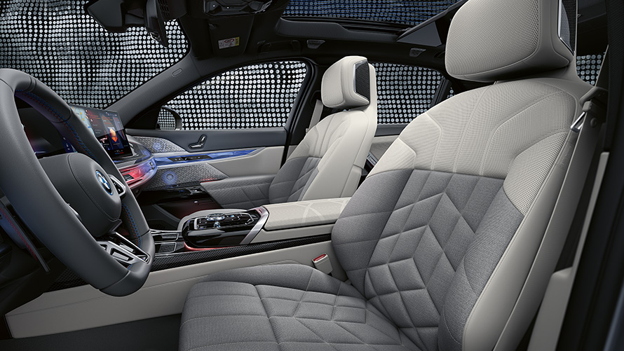 BMW 7 Serisi G70 Duman Beyazı/Açık Gri ön koltuklar BMW 7 Serisi G70 Duman Beyazı/Açık Gri ön koltuklar
