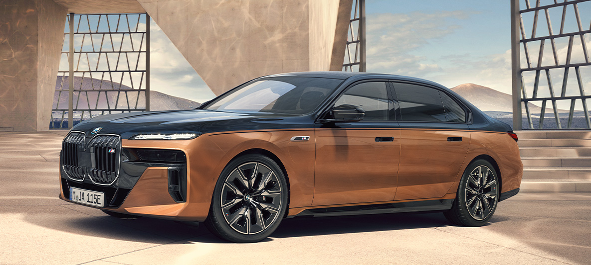 BMW 7 Serisi G70 BMW Individual Metalik Bakır/Liquid BMW 7 Serisi G70 BMW Individual Metalik Bakır/Liquid, hareketsiz halde çapraz önden görünüm