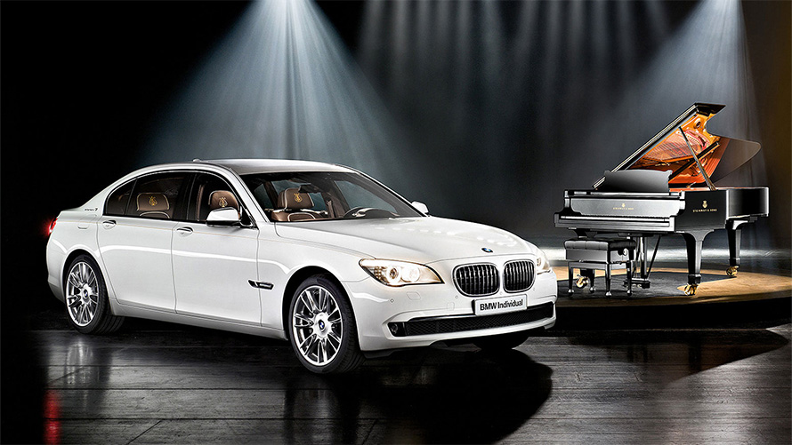 Steinway & Sons’tan ilham alan BMW Individual 7 Serisi Composition F01, bir piyanonun önünde yan çaprazdan görünüm