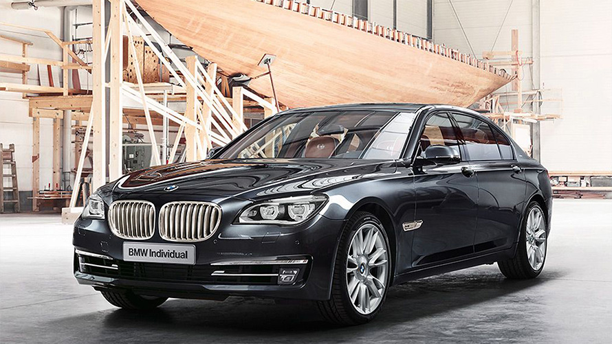 ROBBE & BERKING’den ilham alan BMW Individual 760Li Sterling F01, bir tersanede yelkenlinin önünde ön çaprazdan görünüm