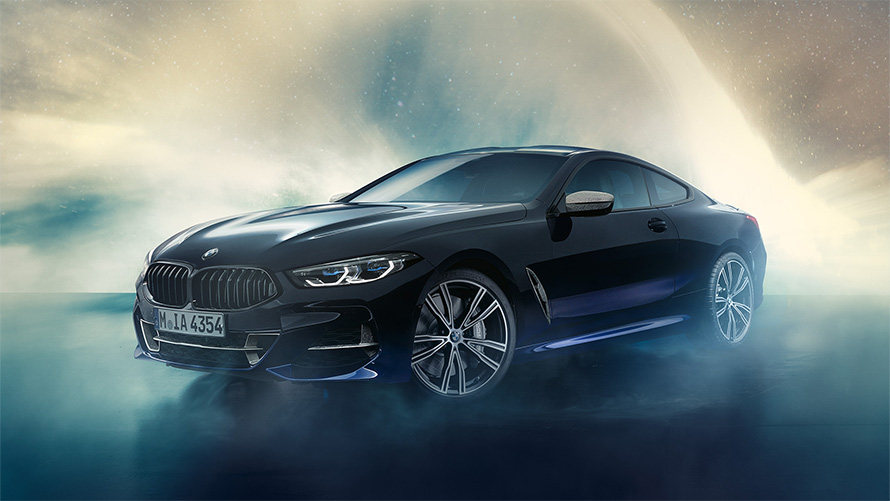 BMW Individual M850i NIGHT SKY G15, meteor yağmurunun önünde ön çaprazdan görünüm