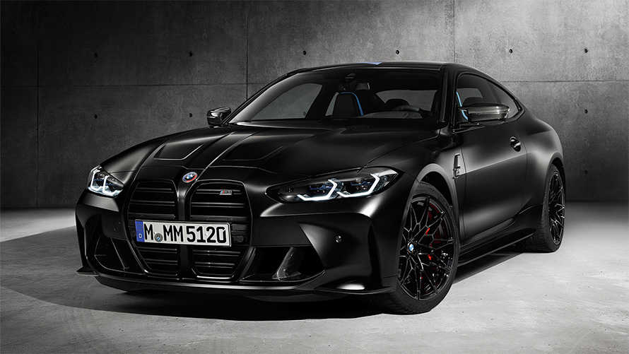 BMW M4 Competition Edition x KITH G82, gri arka plana karşı yan çaprazdan görünüm