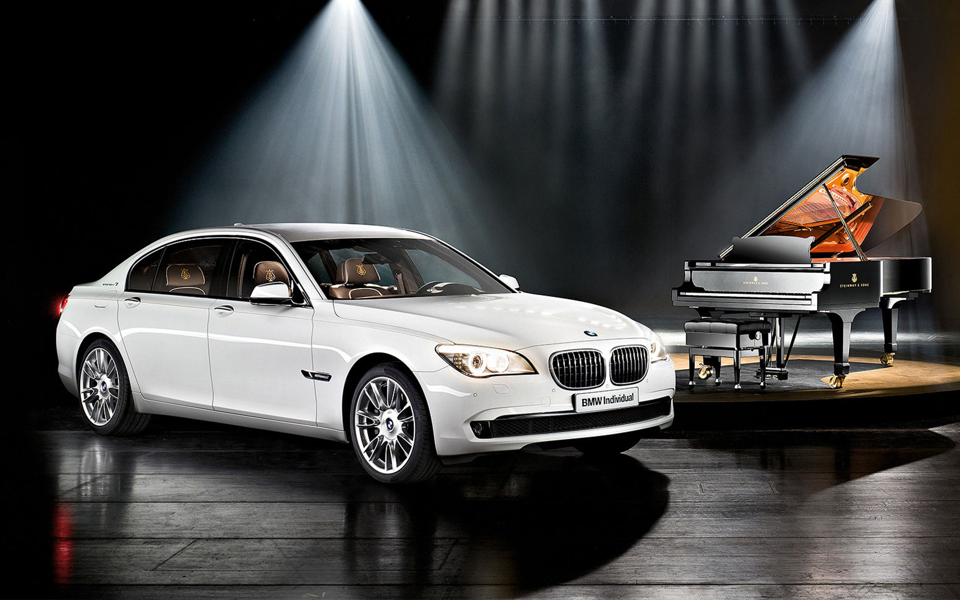 Steinway & Sons’tan ilham alan BMW Individual 7 Serisi Composition F01, bir piyanonun önünde Steinway & Sons’tan ilham alan BMW Individual 7 Serisi Composition F01, bir piyanonun önünde yan çaprazdan görünüm