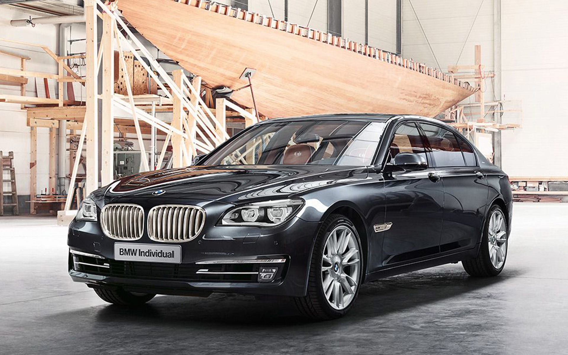 ROBBE & BERKING’den ilham alan BMW Individual 760Li Sterling F01, bir tersanede yelkenlinin önünde ROBBE & BERKING’den ilham alan BMW Individual 760Li Sterling F01, bir tersanede yelkenlinin önünde ön çaprazdan görünüm