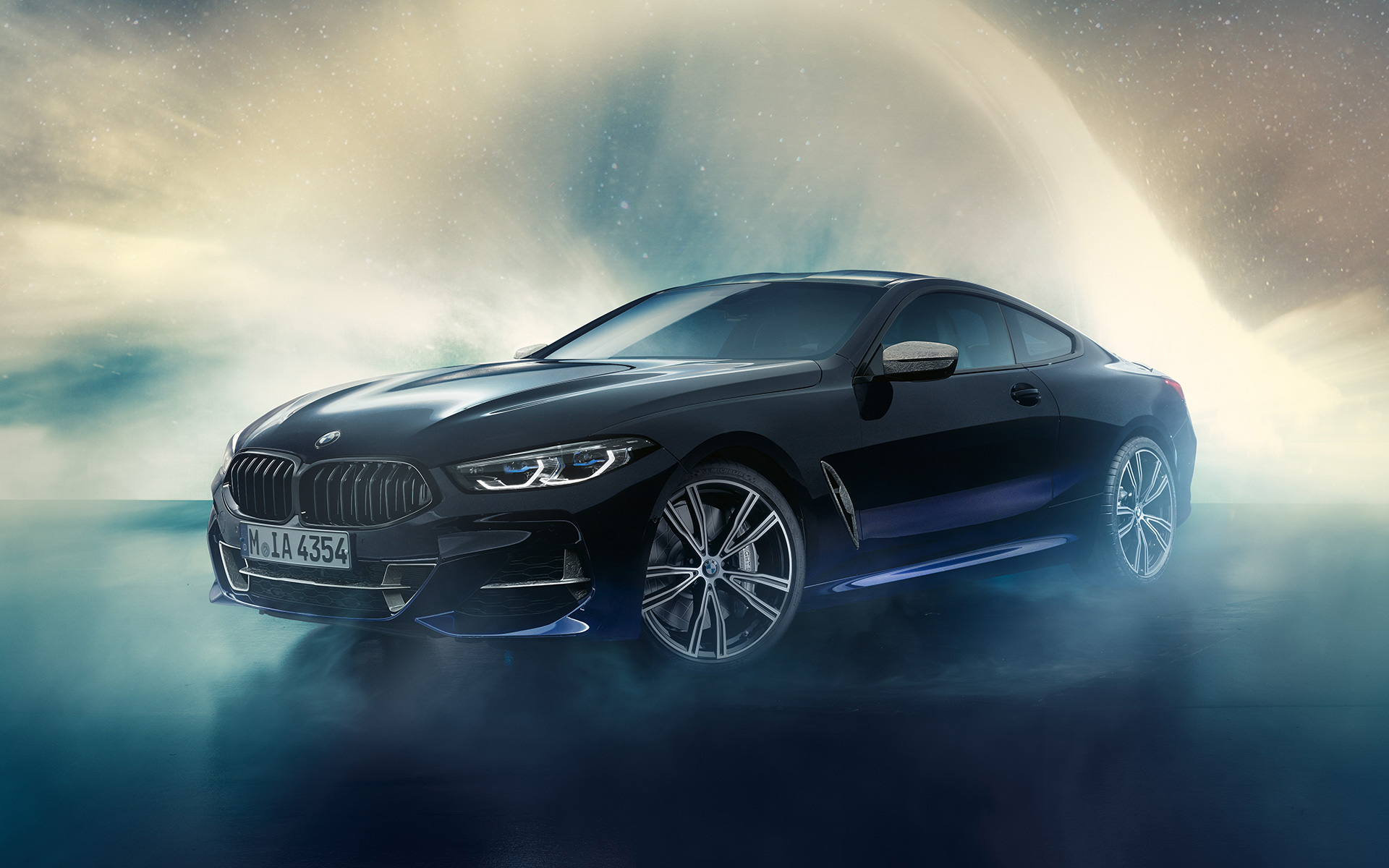 BMW Individual M850i NIGHT SKY G15, meteor yağmurunun önünde ön çaprazdan görünüm BMW Individual M850i NIGHT SKY G15, meteor yağmurunun önünde ön çaprazdan görünüm