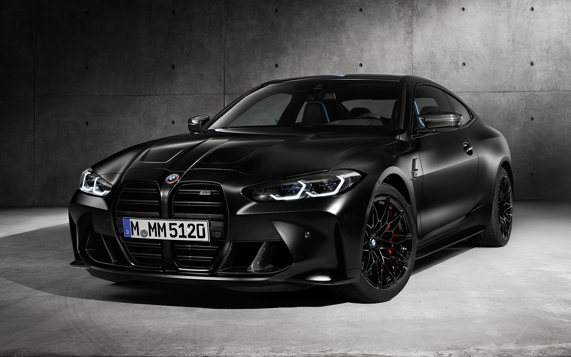 BMW M4 Competition Edition x KITH G82, yan çaprazdan görünüm BMW M4 Competition Edition x KITH G82, gri arka plana karşı yan çaprazdan görünüm