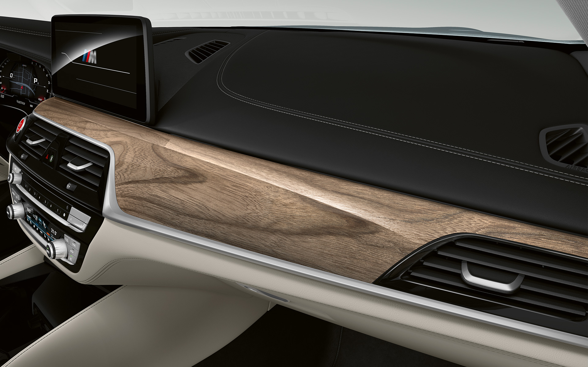 BMW Individual Açık Kahve ahşap kaplama, yakın plan çekim BMW Individual Açık Kahve ahşap kaplama, yakın plan çekim