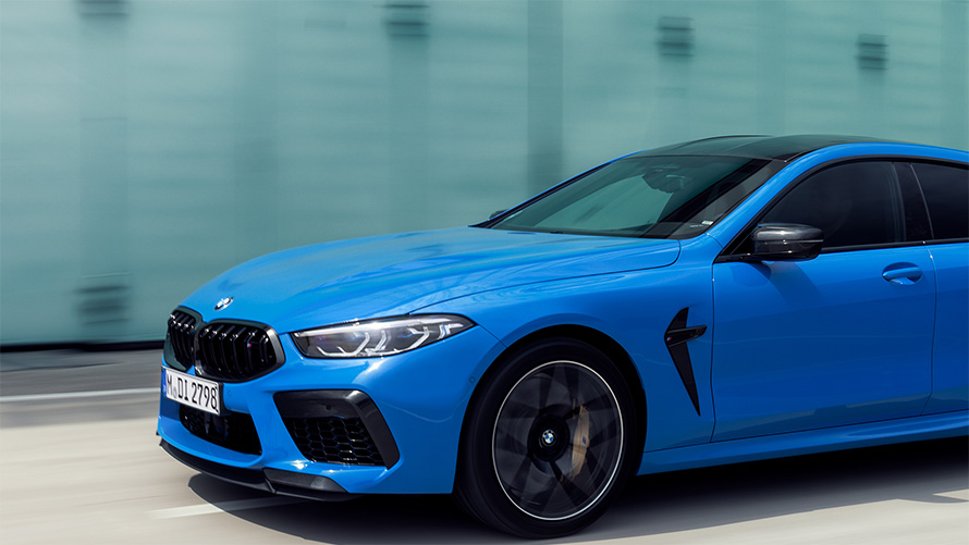 BMW M8 Competition Coupé F92 2019 BMW Individual Metalik Mavi/Voodoosürüş sırasında kısmen çapraz görünüm