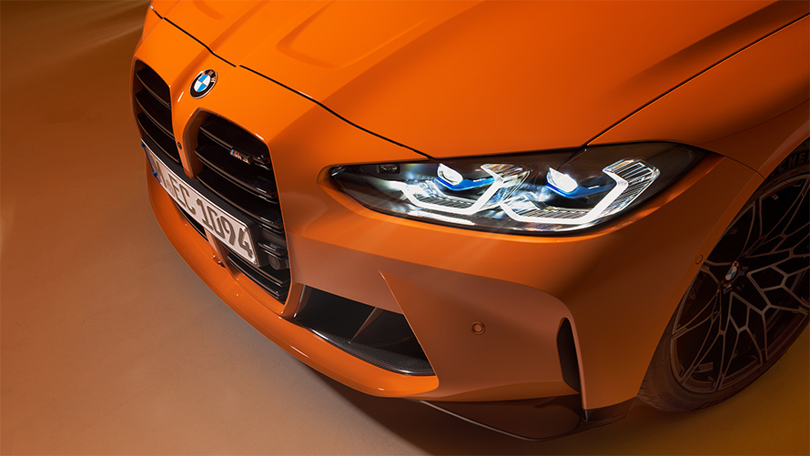 BMW M4 Competition Coupé G82, BMW Individual Metalik Turuncu/Fire Orange, hareketsiz halde ön çaprazdan kuş bakışı yakın plan çekim