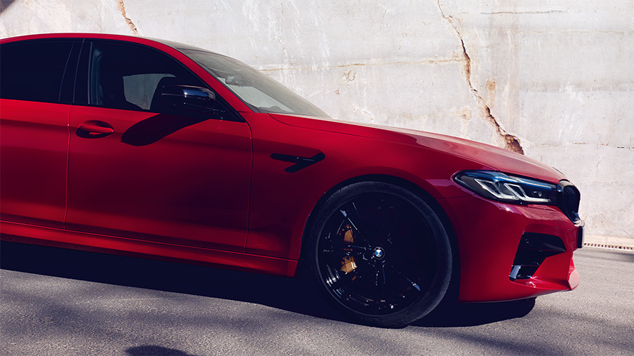 BMW M5 Competition F90, BMW Individual Metalik Kırmızı/Imola, hareketsiz halde yandan görünüm