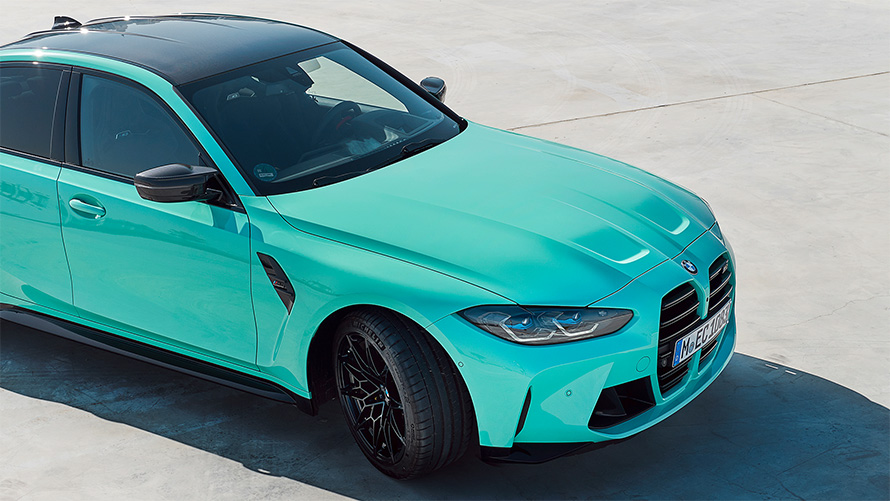 BMW M3 Sedan G80 2021 BMW Individual Metalik Yeşil/Mint hareketsiz halde kısmen üstten görünümle birlikte çapraz yandan görünüm