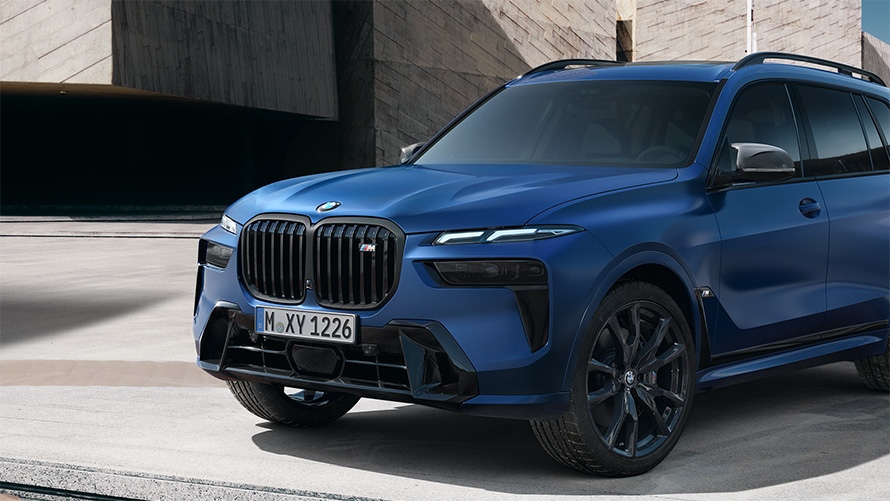 BMW X7 M60i xDrive G07 LCI BMW Individual Metalik Mavi/Frozen Marina Bay hareketsiz halde kısmen çapraz yandan görünüm