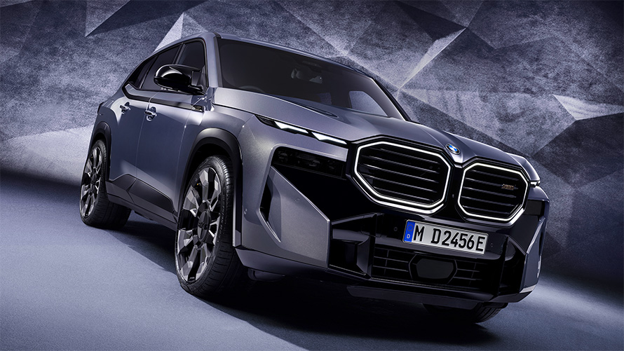 BMW XM G09 2022 BMW Individual Metalik Sepia hareketsiz halde kısmen çapraz önden görünüm