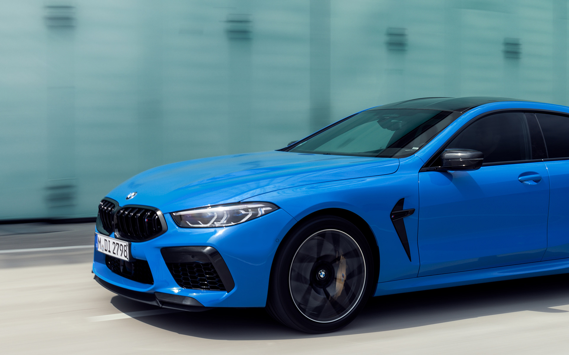 BMW M8 Competition Coupé F92 2019 BMW Individual Metalik Mavi/Voodoo çapraz yandan görünüm BMW M8 Competition Coupé F92 2019 BMW Individual Metalik Mavi/Voodoosürüş sırasında kısmen çapraz görünüm