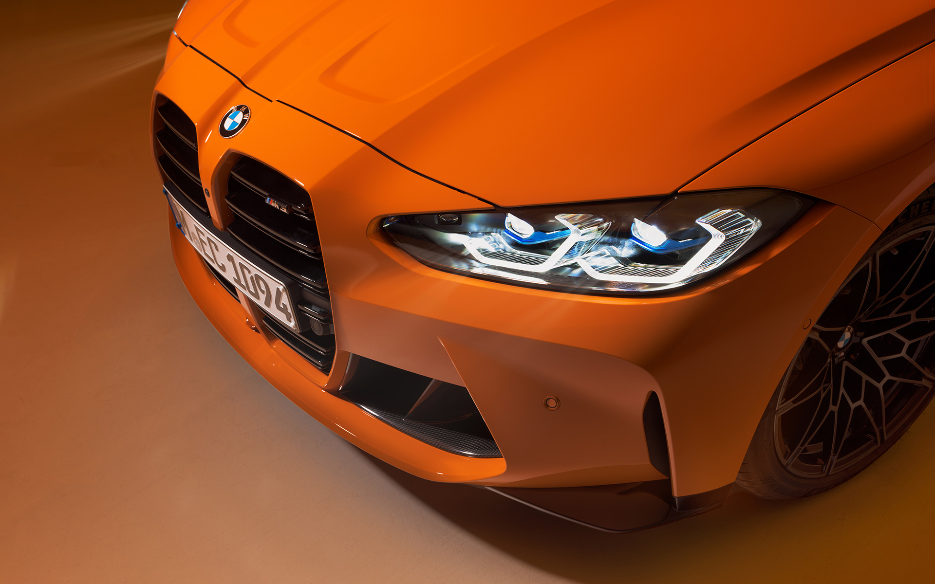 BMW M4 Competition Coupé – BMW Individual BMW M4 Competition Coupé G82, BMW Individual Metalik Turuncu/Fire Orange, ön çaprazdan görünüm Turuncu/Fire Orange BMW M4 Competition Coupé G82, BMW Individual Metalik Turuncu/Fire Orange, hareketsiz halde ön çaprazdan kuş bakışı yakın plan çekim