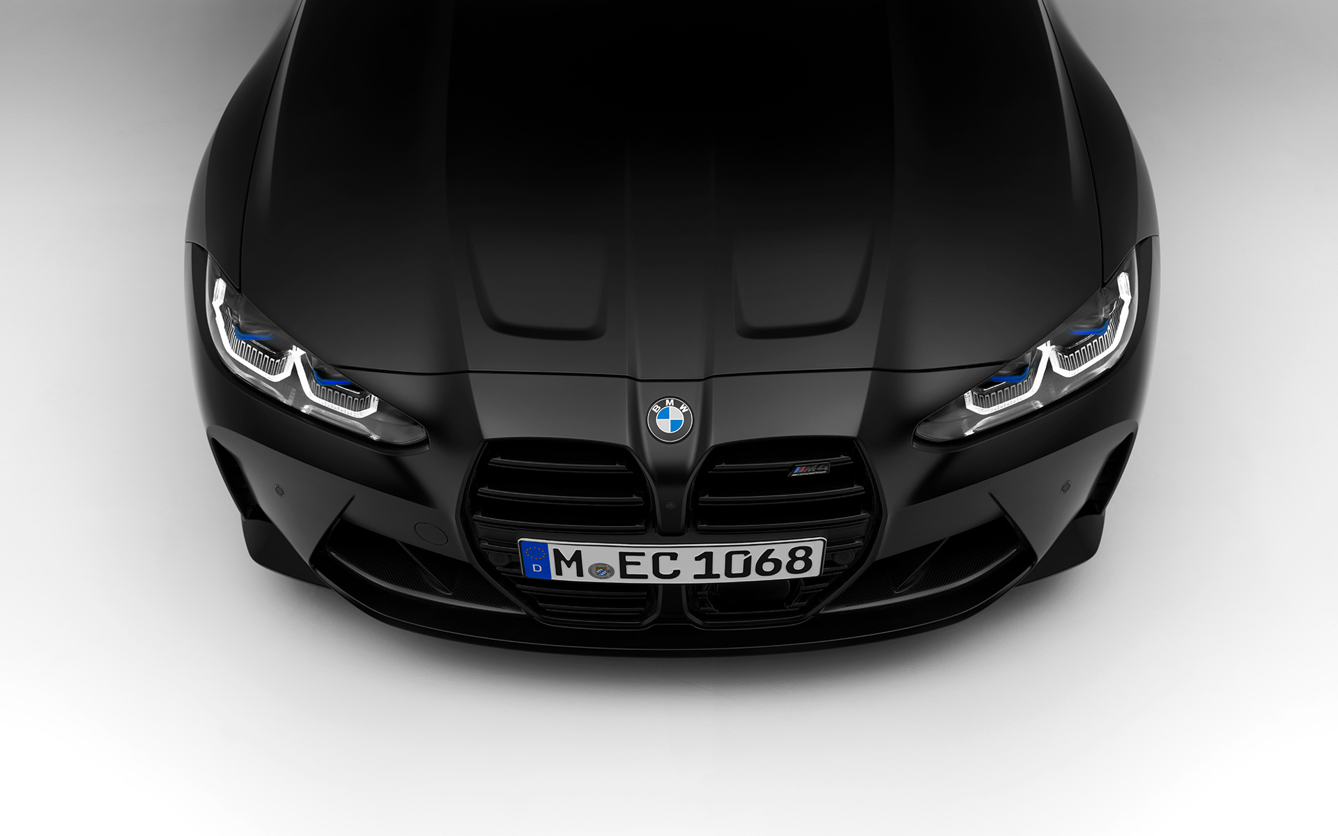 BMW M4 Competition Coupé G82, BMW Individual Metalik Mat Siyah, önden görünüm BMW M4 Competition Coupé G82, BMW Individual Metalik Mat Siyah, hareketsiz halde kuş bakışı önden görünüm