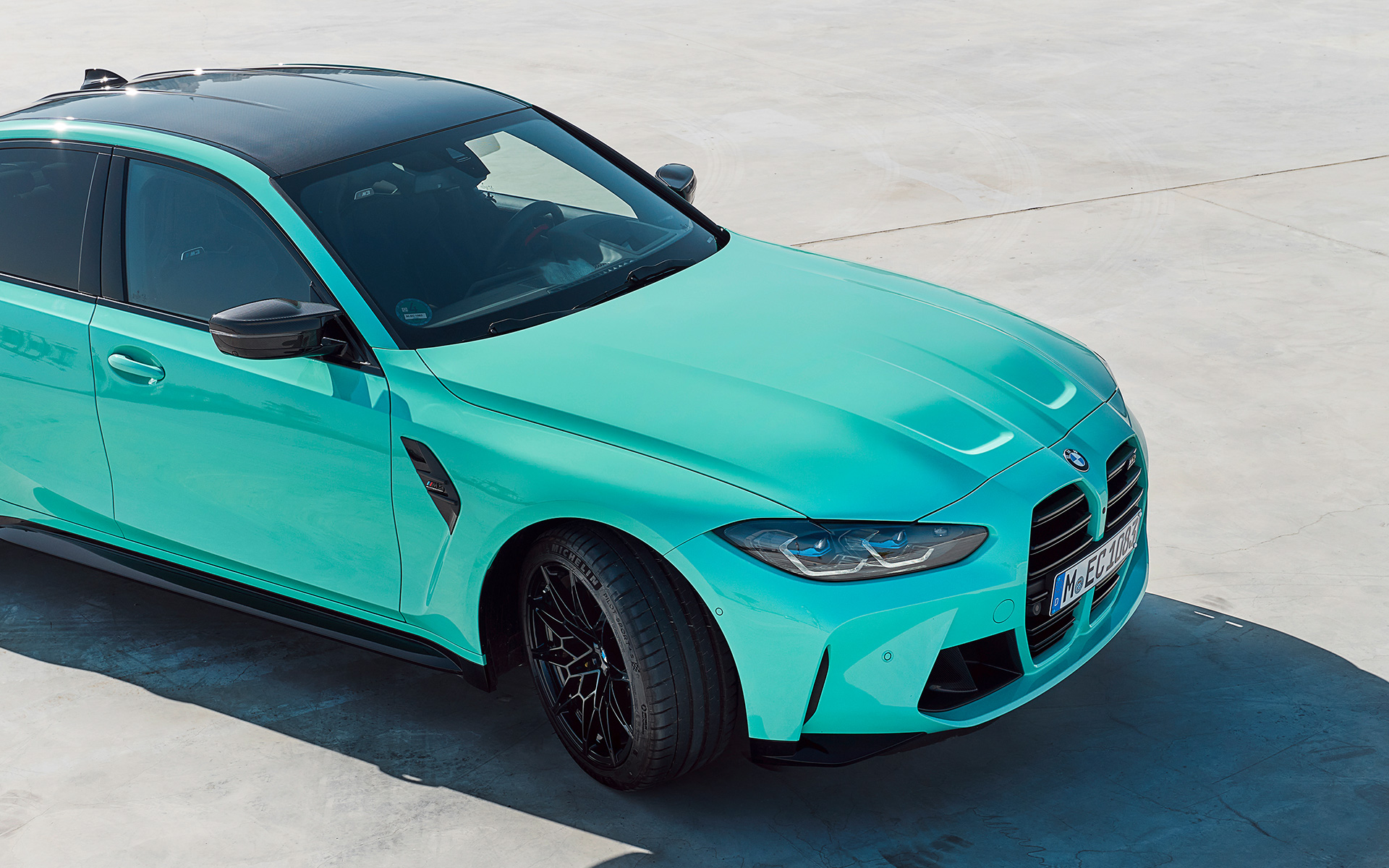 BMW M3 Sedan G80 2021 BMW Individual Metalik Yeşil/Mint çapraz yandan görünüm BMW M3 Sedan G80 2021 BMW Individual Metalik Yeşil/Mint hareketsiz halde kısmen üstten görünümle birlikte çapraz yandan görünüm