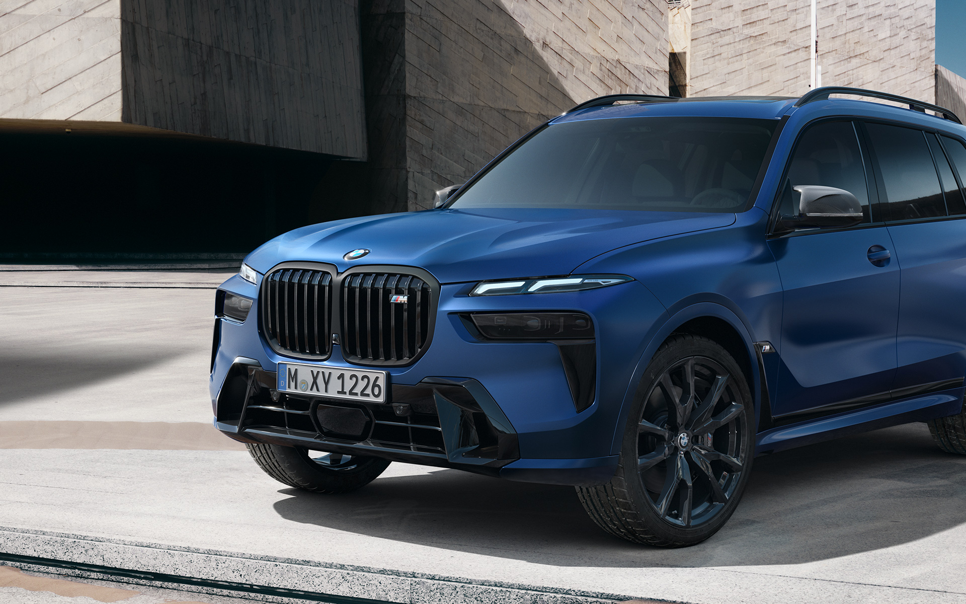 BMW X7 M60i xDrive G07 LCI BMW Individual Metalik Mavi/Frozen Marina Bay çapraz yandan görünüm BMW X7 M60i xDrive G07 LCI BMW Individual Metalik Mavi/Frozen Marina Bay hareketsiz halde kısmen çapraz yandan görünüm