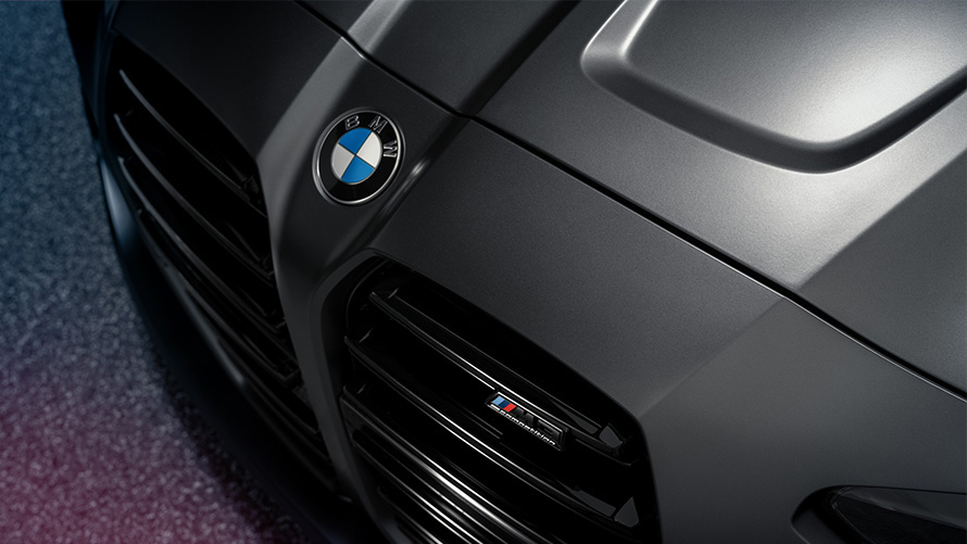 BMW M4 Competition Coupé G82, Metalik Mat Gri, hareketsiz halde önden kuş bakışı yakın plan çekim BMW M4 Competition Coupé G82, Metalik Mat Gri, hareketsiz halde önden kuş bakışı yakın plan çekim