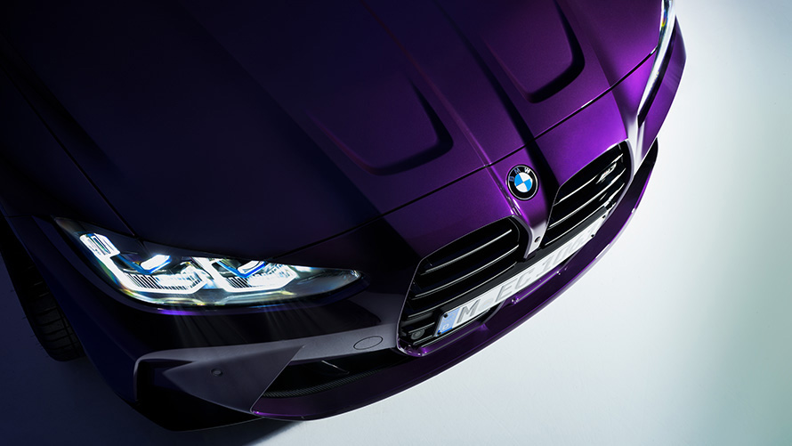 BMW M4 Competition Coupé G82, BMW Individual Metalik Thundernight, ön çaprazdan kuş bakışı yakın plan çekim BMW M4 Competition Coupé G82, BMW Individual Metalik Thundernight, ön çaprazdan kuş bakışı yakın plan çekim