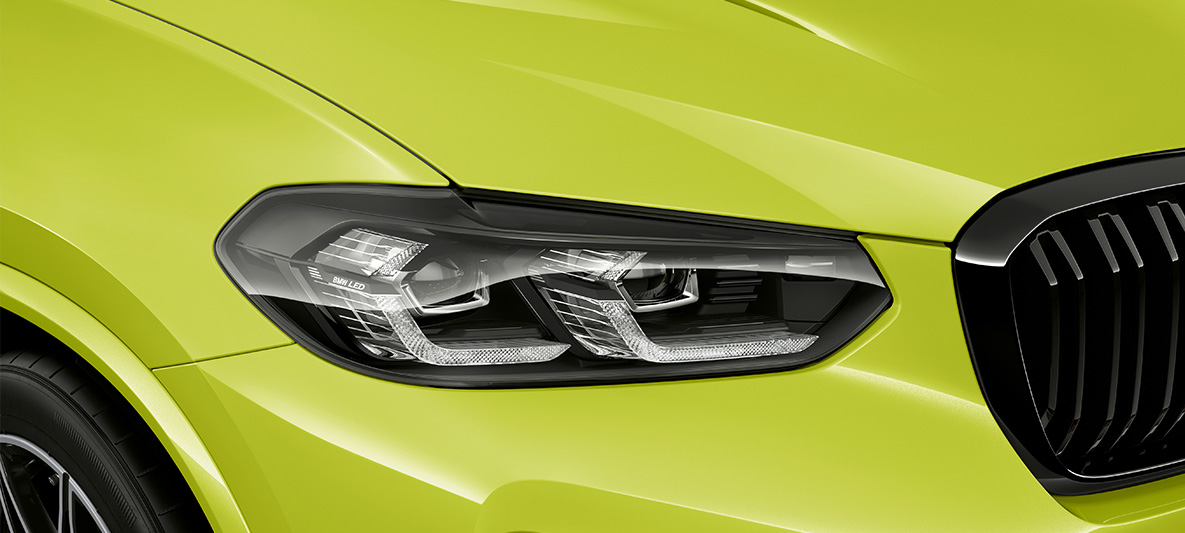 BMW Individual M Parlak Siyah Dış Kaplama farlar, yakın plan çekim BMW Individual M Parlak Siyah Dış Kaplama farlar, yakın plan çekim