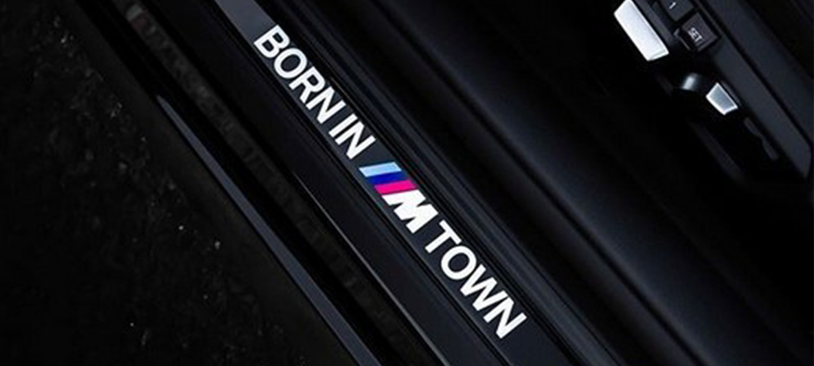 BMW Individual kapı eşik kaplamaları, BMW M Town, yakın plan çekim BMW Individual kapı eşik kaplamaları, BMW M Town, yakın plan çekim