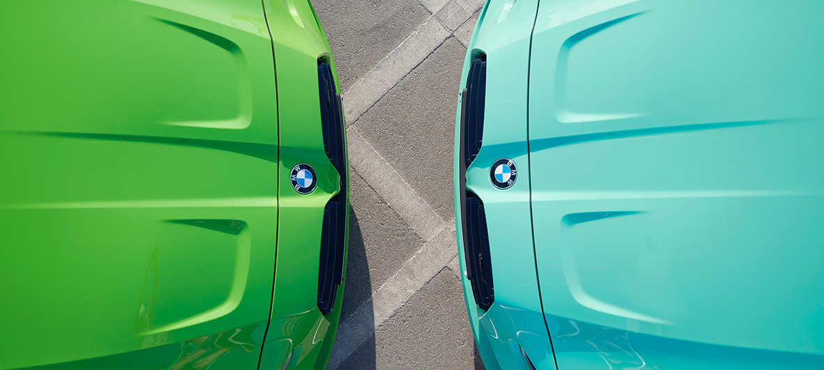 BMW M3 Sedan G80, BMW Individual Metalik Yeşil/Verde Mantis ile BMW M3 Sedan G80, BMW Individual Metalik Yeşil/Mint Green, karşı karşıya kuş bakışı görünüm BMW M3 Sedan G80, BMW Individual Metalik Yeşil/Verde Mantis ile BMW M3 Sedan G80, BMW Individual Metalik Yeşil/Mint Green, karşı karşıya kuş bakışı görünümden yakın plan çekim