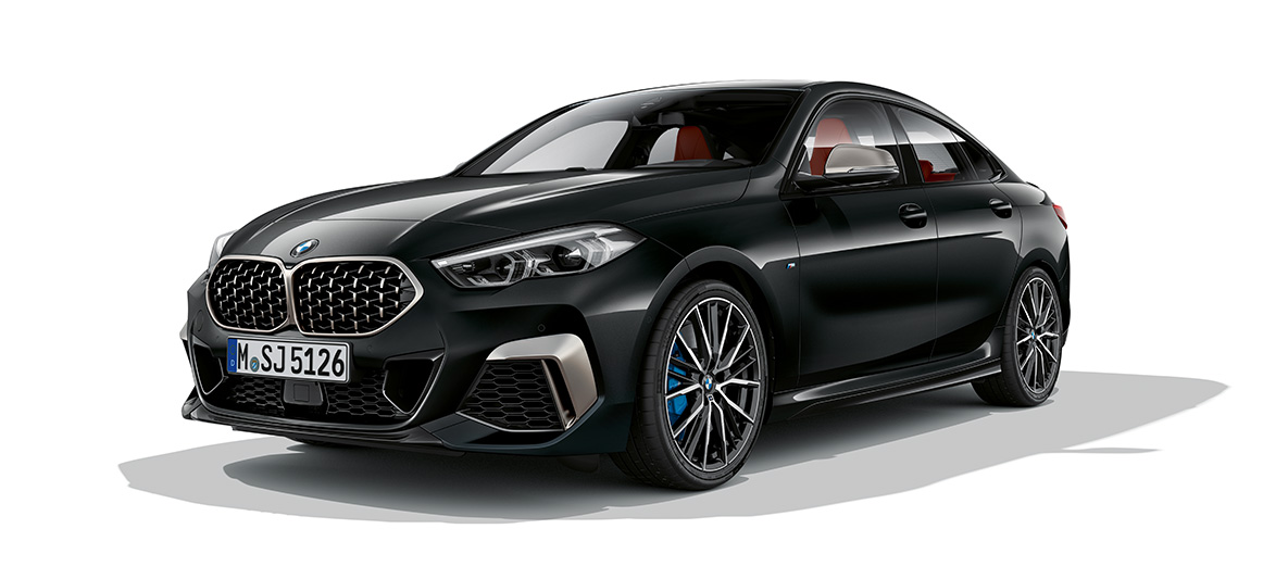 Yeni BMW M235i xDrive Gran Coupé ön çaprazdan görünüm Yeni BMW M235i xDrive Gran Coupé, Metalik Siyah/Sapphire F44, ön çaprazdan görünüm