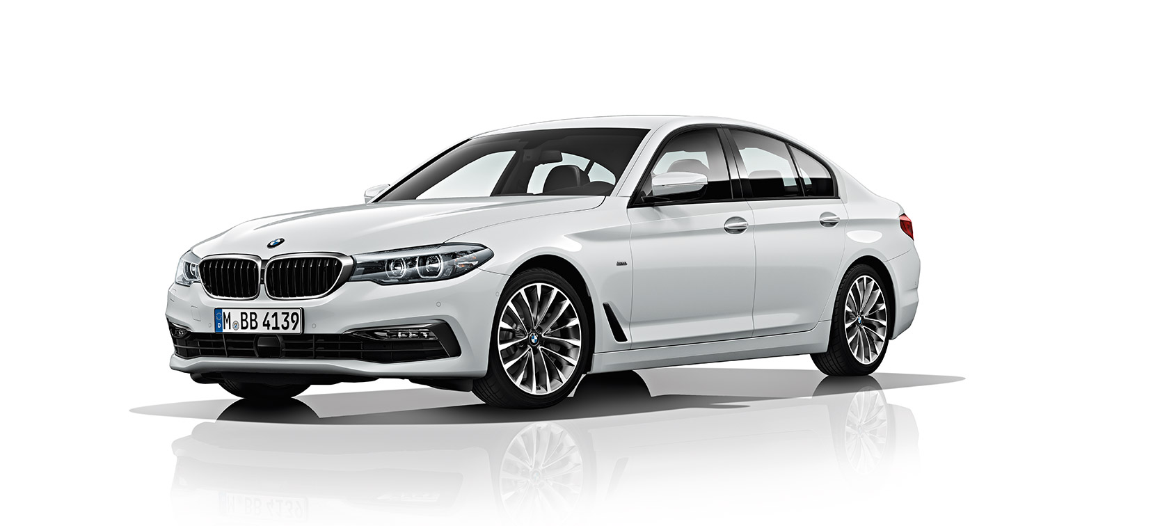 BMW 5 Serisi Sedan Beyaz BMW 5 Serisi Sedan’ın ön çapraz bakış açısından görünümü.
