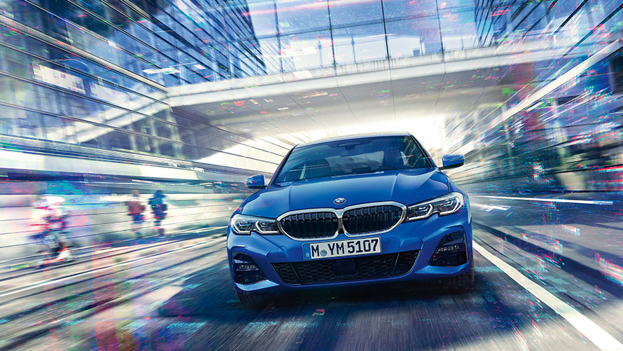 BMW Kişisel Yardımcı Pilot: Akıllı Sürüş Sürücü, BMW Kişisel Yardımcı Pilot sürüş asistan sistemine bakarak BMW kullanıyor.