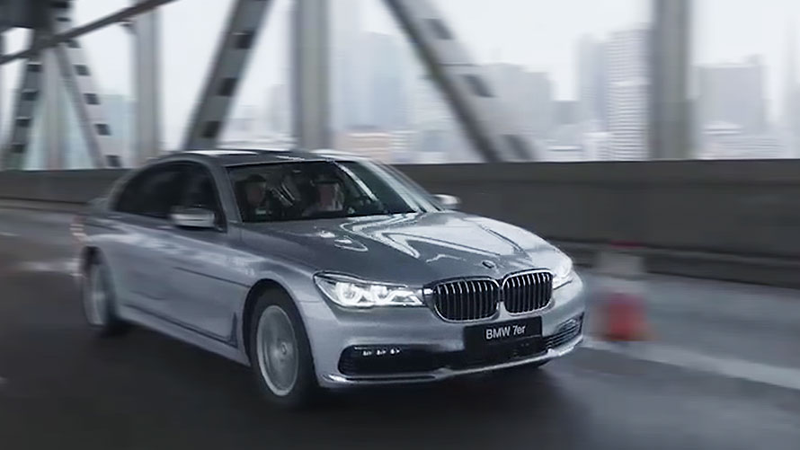 BMW Kişisel Yardımcı Pilot: Geleceğin otonom sürüş test sürüşü filosu BMW Kişisel Yardımcı Pilot etiketli gri bir BMW 5 Serisi Sedan otoyolun sağında ilerliyor.