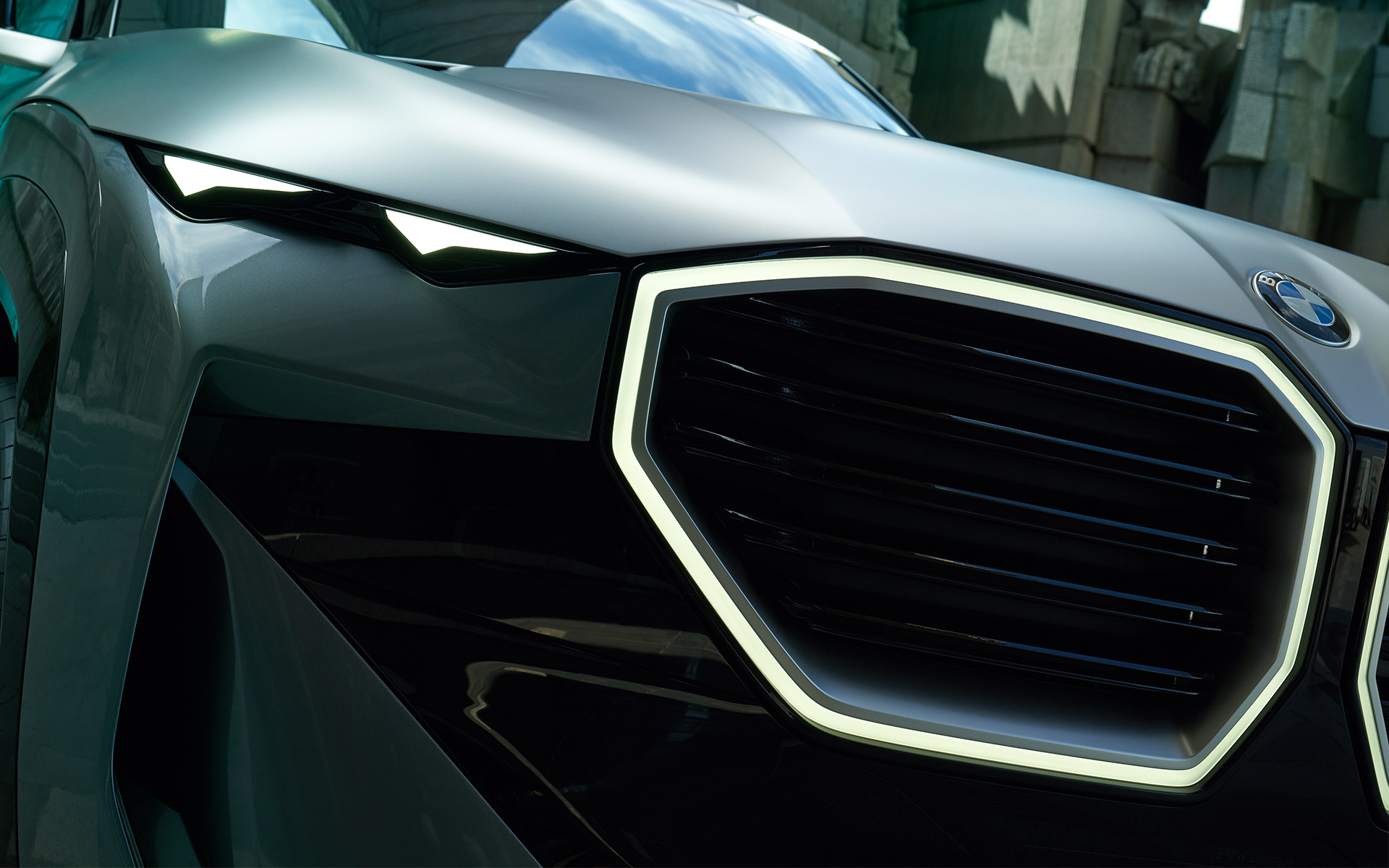 BMW Concept XM (G09), önden görünüm, böbrek ızgarasının yakın plan çekimi BMW Concept XM (G09), önden görünüm, böbrek ızgarasının yakın plan çekimi