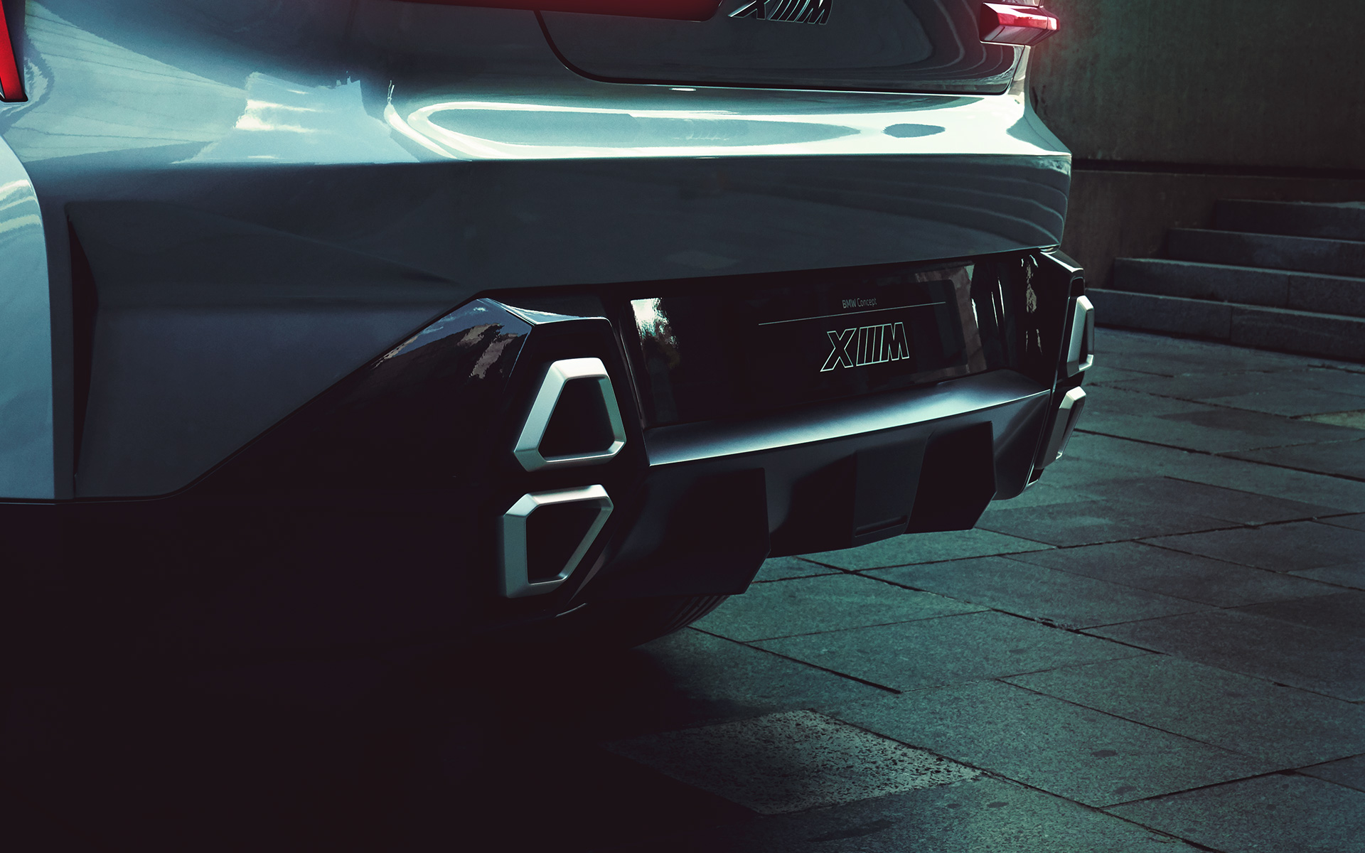 BMW Concept XM (G09), arka çaprazdan görünüm, egzoz çıkışlarının yakın plan çekimi BMW Concept XM (G09), arka çaprazdan görünüm, egzoz çıkışlarının yakın plan çekimi
