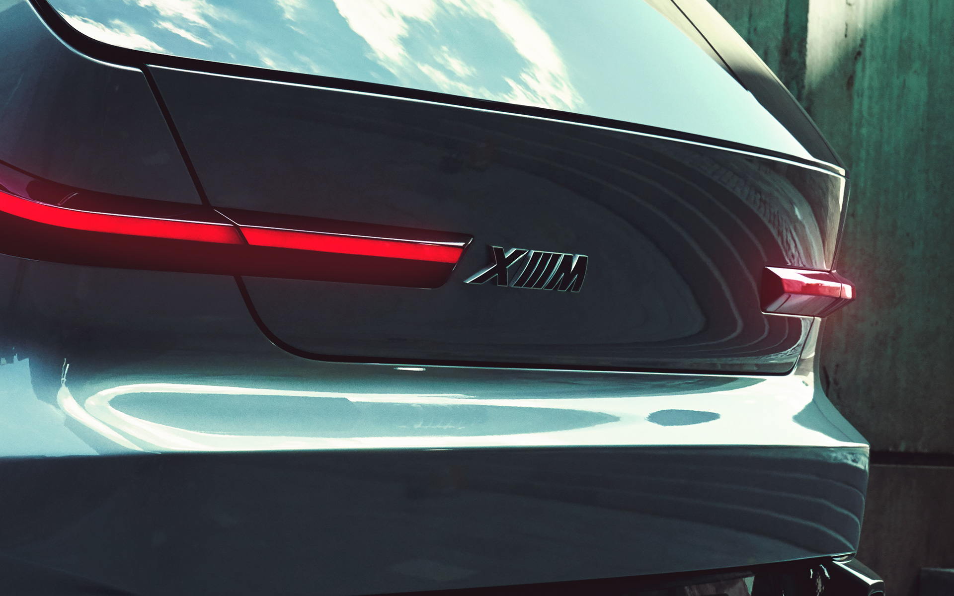 BMW Concept XM (G09), arka çaprazdan görünüm, XM Logosunun yakın plan çekimi BMW Concept XM (G09), arka çaprazdan görünüm, XM Logosunun yakın plan çekimi
