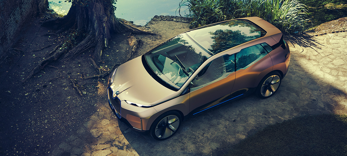 BMW Vision iNEXT’in üstten görünümü BMW Vision iNEXT’in ağaçlı göl kıyısında üstten görünümü
