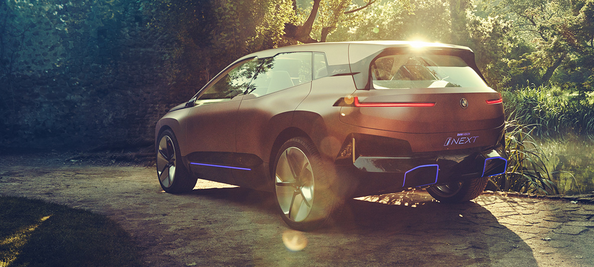 BMW Vision iNEXT’in arkadan görünümü BMW Vision iNEXT’in açık alanda gün ışığı altında arkadan görünümü