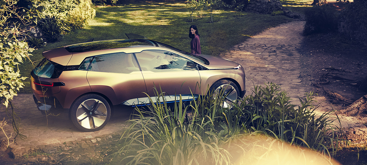 BMW Vision iNEXT’in yandan görünümü BMW Vision iNEXT’in yol ayrımında park halinde yandan görünümü