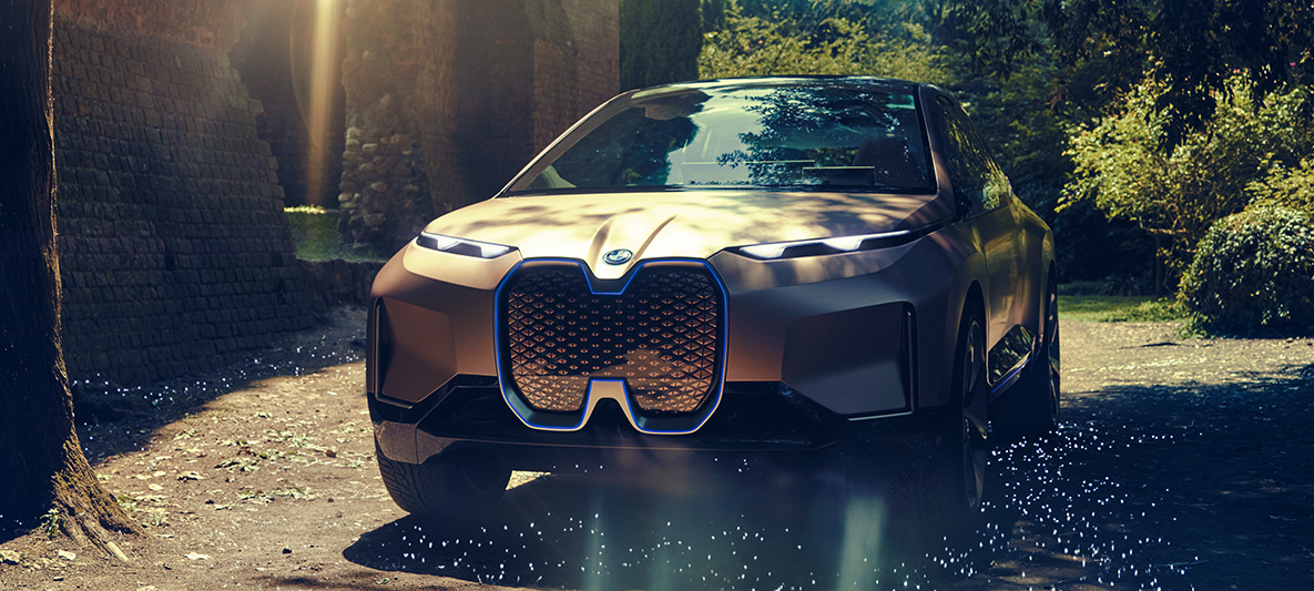 BMW Vision iNEXT’in önden görünümü BMW Vision iNEXT’in sürüş sırasında önden görünümü