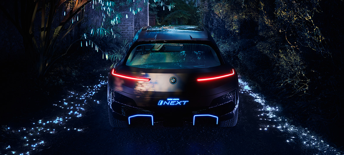 BMW Vision iNEXT’in arkadan görünümü BMW Vision iNEXT’in gece kırmızı stop lambalarıyla arkadan görünümü