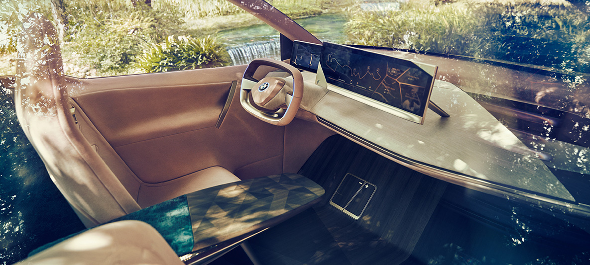 BMW Vision iNEXT iç tasarımı BMW Vision iNEXT’in sürücü konumu ve orta sehpanın görüldüğü iç tasarımı