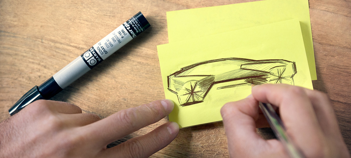 BMW Vision iNEXT eskizi Post-it üzerine BMW Vision iNEXT eskizleri çizen eller