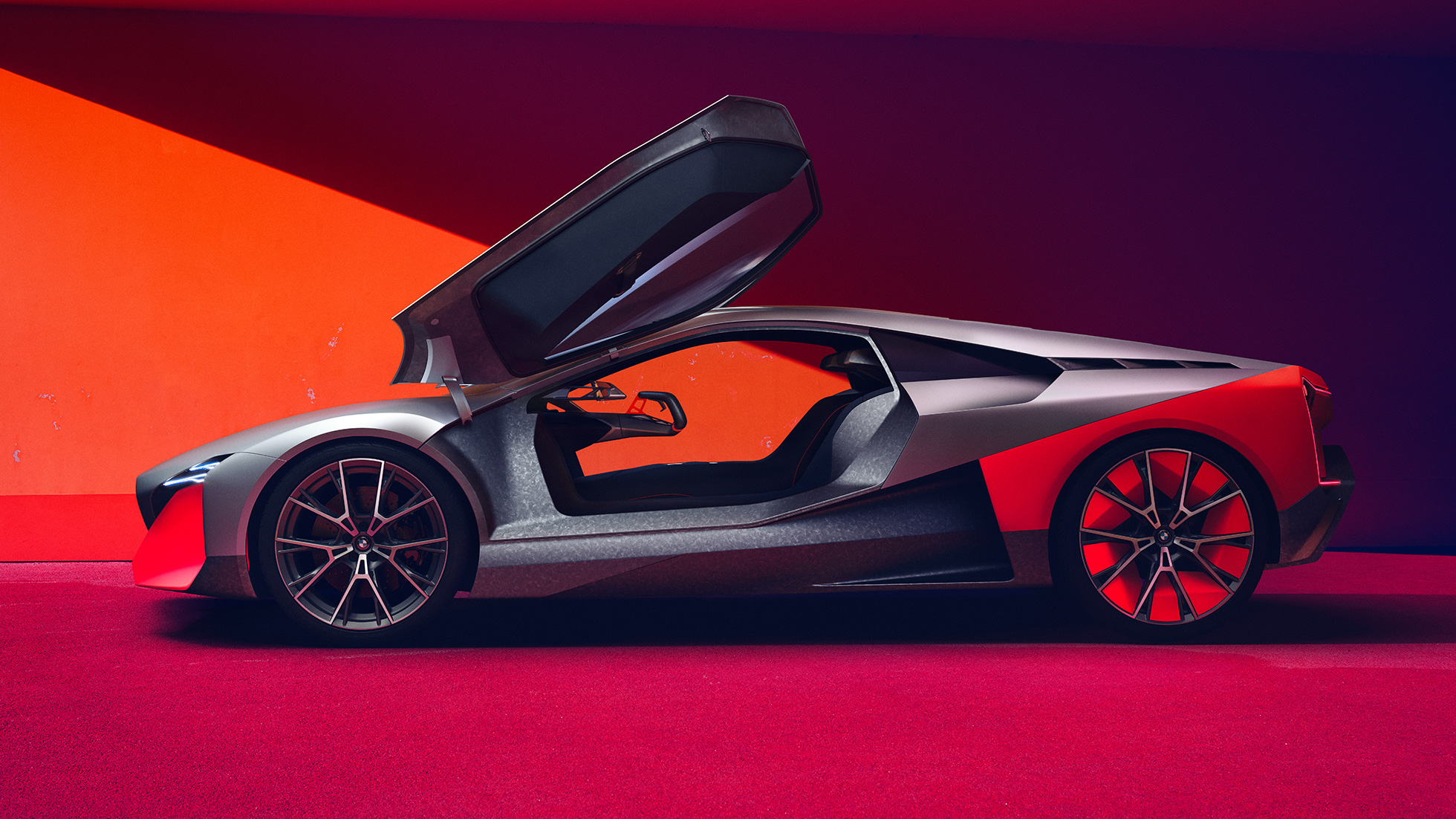 BMW Vision M NEXT, yandan görünüm BMW Vision M NEXT, martı kanadı kapılar açık durumda yandan görünüm.