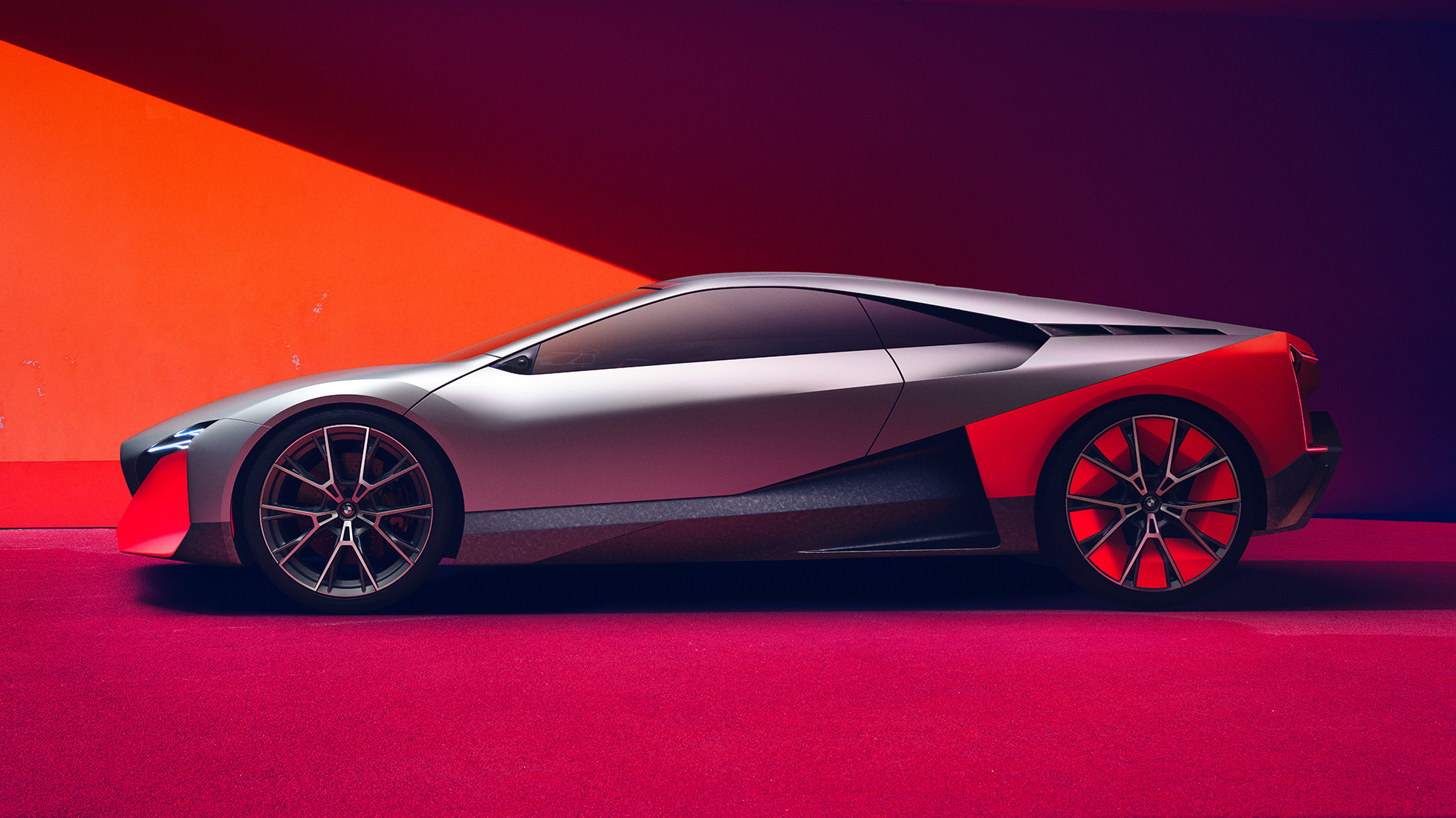 BMW Vision M NEXT, yandan görünüm BMW Vision M NEXT, hareketsiz halde yandan görünüm