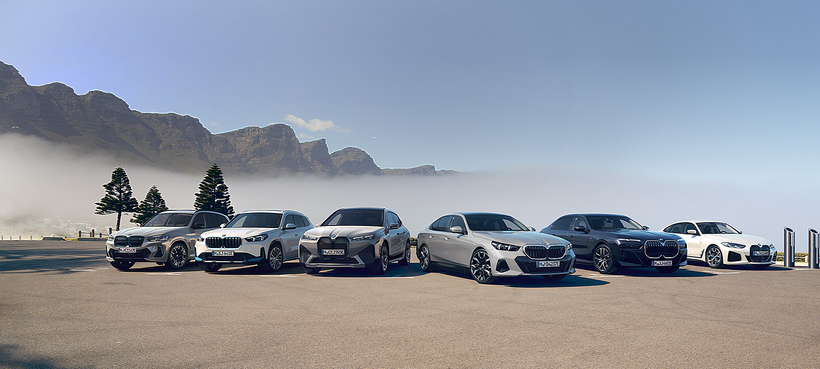 Hafif Hybrid Teknolojisine sahip beyaz gövde renginde Yeni BMW 5 Serisi Sedan 2020 G30 sürüş halinde