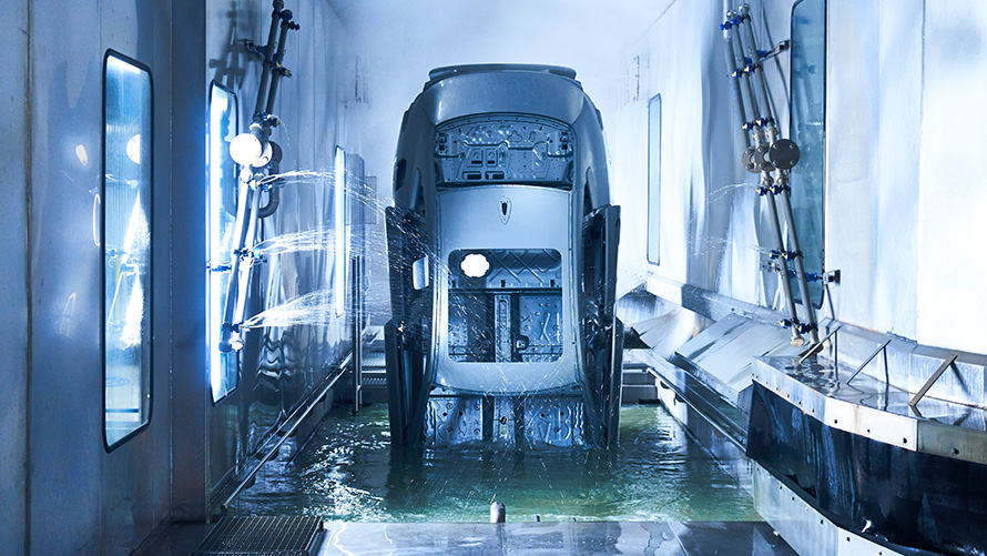 BMW Sürdürülebilirlik Sürdürülebilir araç boyaları BMW Sürdürülebilirlik Sürdürülebilir araç boyaları Boyama işlemi yapılan bir BMW aracı