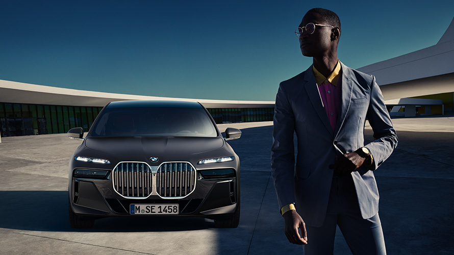 BMW Diplomatik Satışlar, diplomatlar için avantajlar, Satış Öncesi Hizmet BMW Diplomatik Satışlar, diplomatlar için avantajlar, Satış Öncesi Hizmet, BMW diplomatik otomobilin önündeki adam