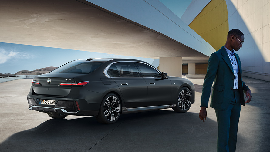 BMW Diplomatik Satışlar, diplomatlar için avantajlar BMW Diplomatik Satışlar, diplomatlar için avantajlar, BMW diplomatik otomobilin önünde duran adam