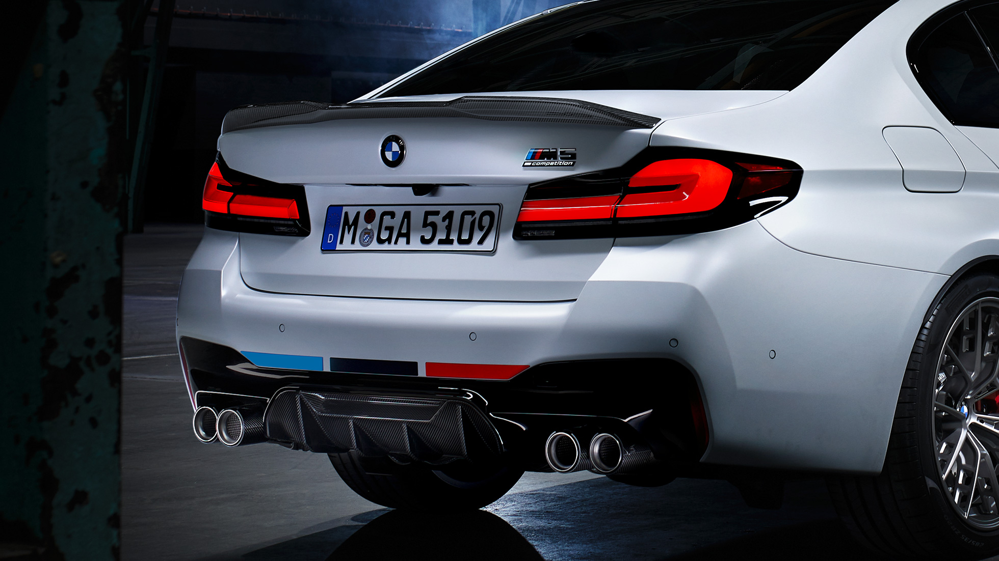 BMW M5 arkadan görünüm BMW M Performance Parçaları BMW M5 arkadan görünüm